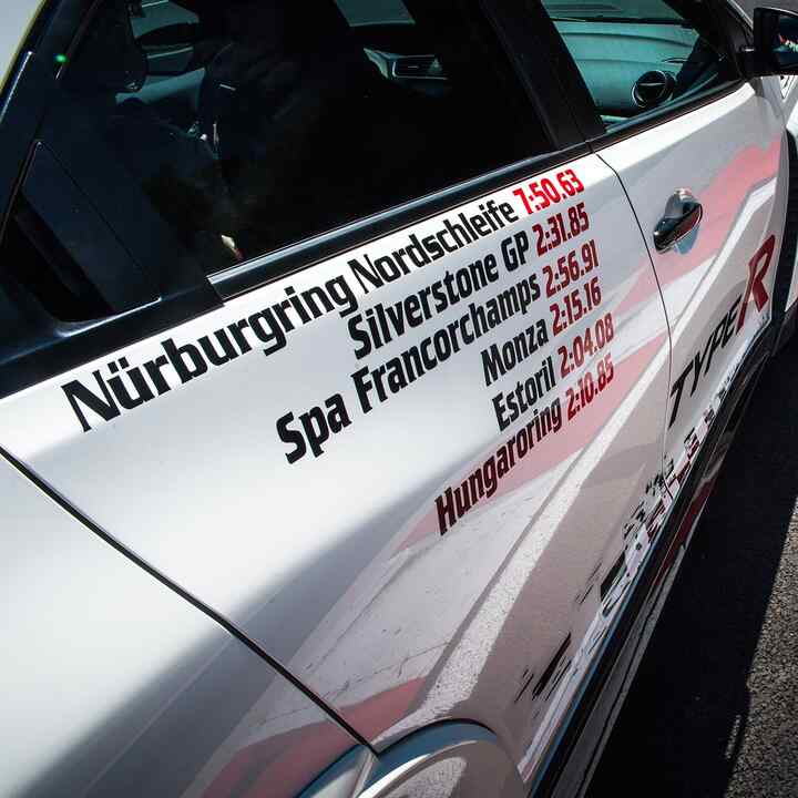 Nahaufnahme des Honda Civic Type R mit Rundenzeiten auf der Seite.